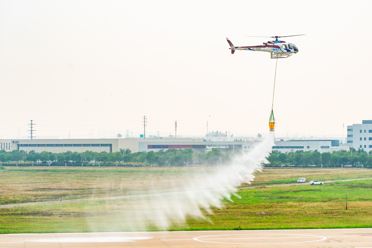 AC311A进行飞行预演。摄影：岳书华-1