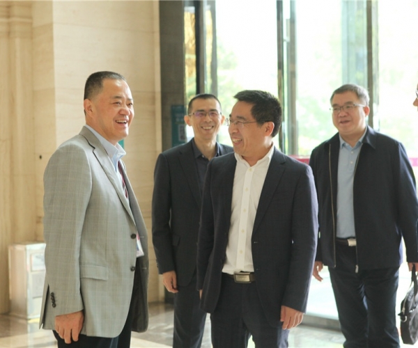 商务部国度茧丝绸协调办公室副司长陈平，西宁市委常委、副市长杜际鹏莅临调研领导